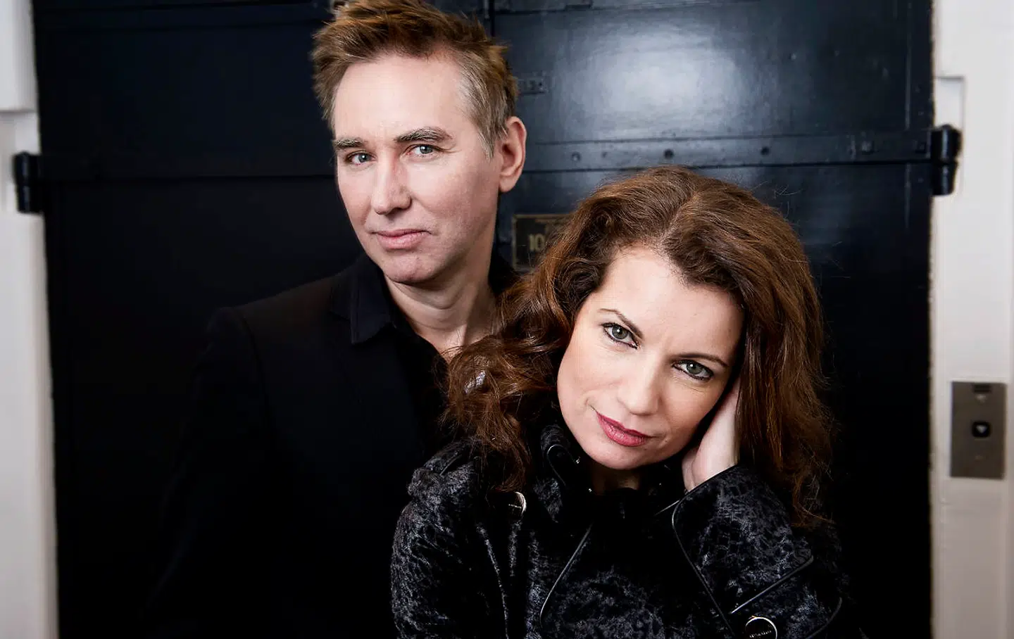 Hvis man drages af detaljerede beskrivelser af aggressiv vold mod kvinder, og hvis der løber en frydefuld gysen ned ad ens rygrad, når man læser om teenagepiger i bur, voldtægter under bedøvelse, afhuggede fødder ved fuld bevidsthed – ja, så skal man endelig give sig i kast med Lars Keplers ottende bind i serien om kriminalkommissær Joona Linna, »Spejlmanden«. På billedet forfatterne Alexander og Alexandra Coelho Ahndoril, der tilsammen udgør forfatterpseudonymet Lars Kepler.