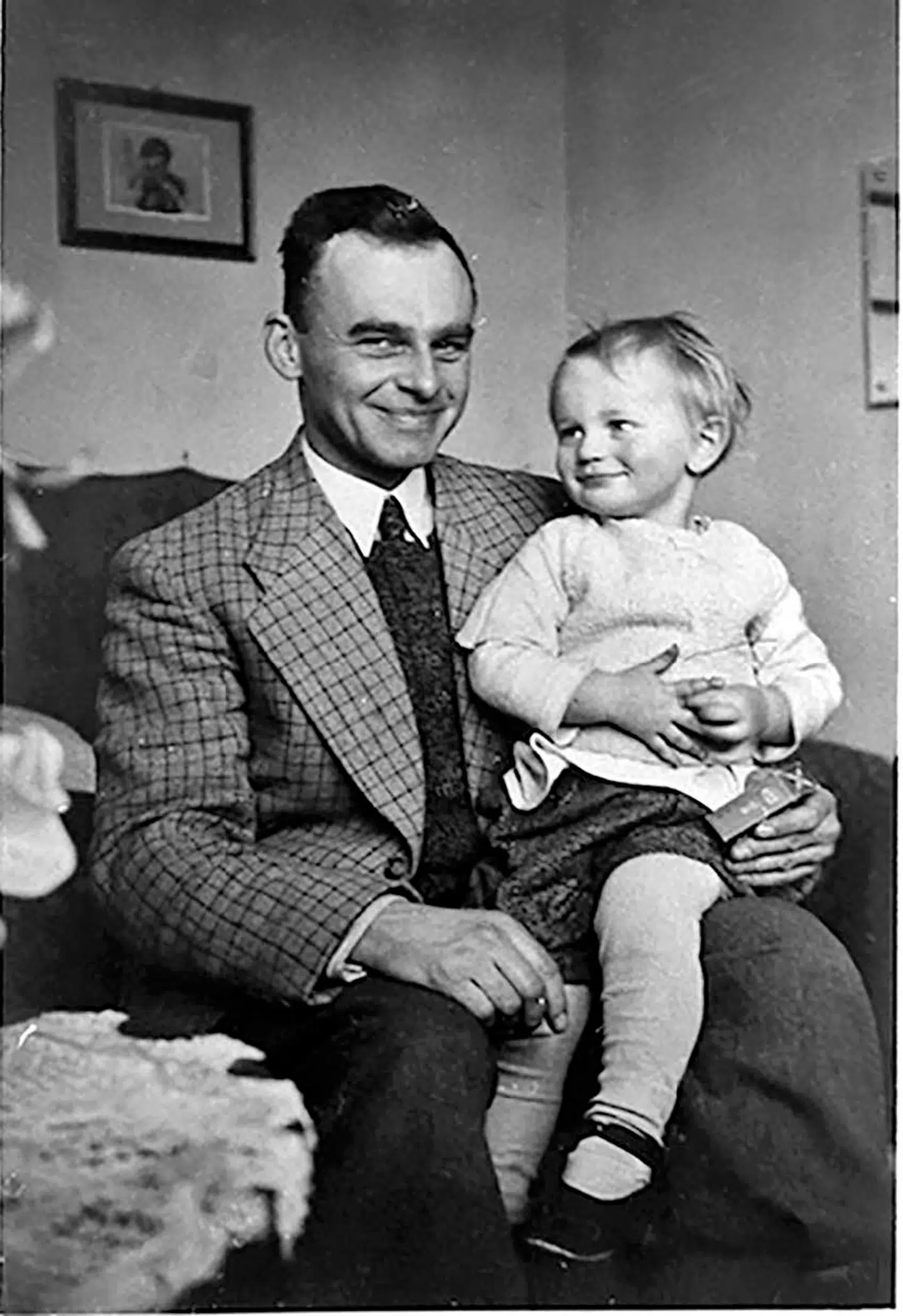 Witold Pilecki sammen med sin nevø Marek fotograferet 1940. Pilecki var da aktiv i en modstandsgruppe i Polen mod tyskerne. Kort efter lod Pilecki sig tage til fange af tyskerne. Marek og hans fætter Andrzej lever endnu og er kilder til Jack Fairweathers bog. Også Witolds datter, Zofia Pilecka, er stadig i live.