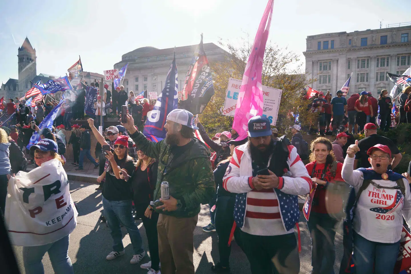 Tilhængere af USA's præsident, Donald Trump, jubler, idet hans bilkortege kører forbi deres demonstration på Freedom Plaza i Washington lørdag. Her er tusinder samlet for at vise deres opbakning til Trump og hans - indtil videre udokumenterede - påstand om, at valget er blevet stjålet fra ham. Mandel Ngan/Ritzau Scanpix