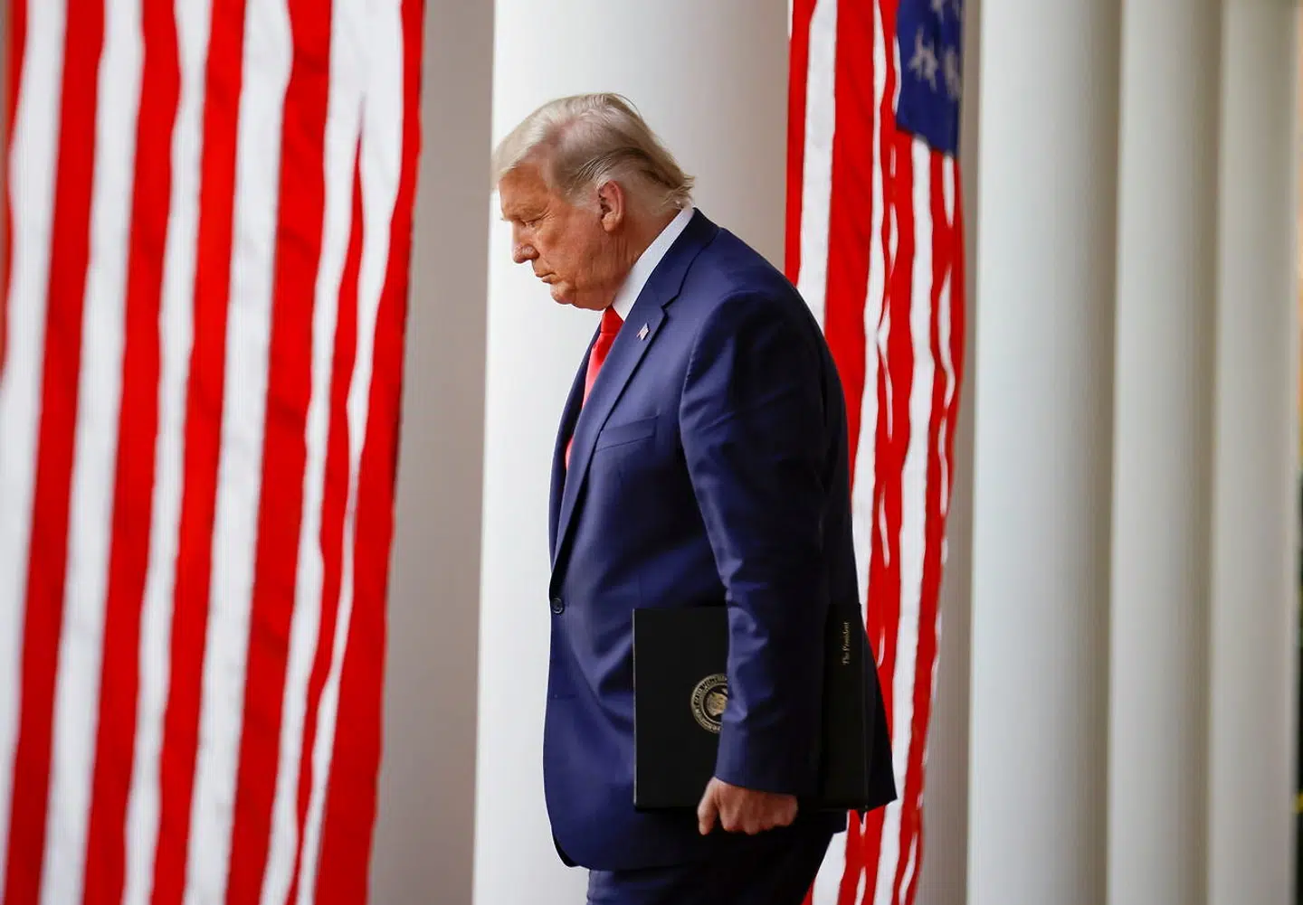 Præsident Donald Trump på vej til Rosenhaven ved Det Hvide Hus fredag eftermiddag for at give sin update om »Operation Warp Speed« – hans administrations vaccineplan mod covid-19.