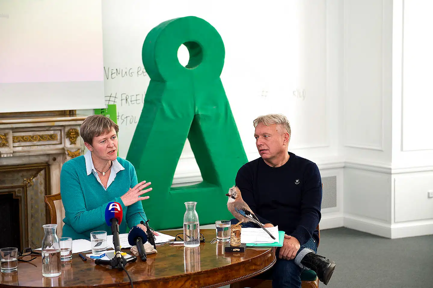 Josephine Fock (tv) og partiets daværende formand Uffe Elbæk holder pressemøde den 1. november 2016. Vi vil hellere være grønne end røde, lød det dengang fra Alternativet (Foto: Nils Meilvang/Scanpix 2017)
