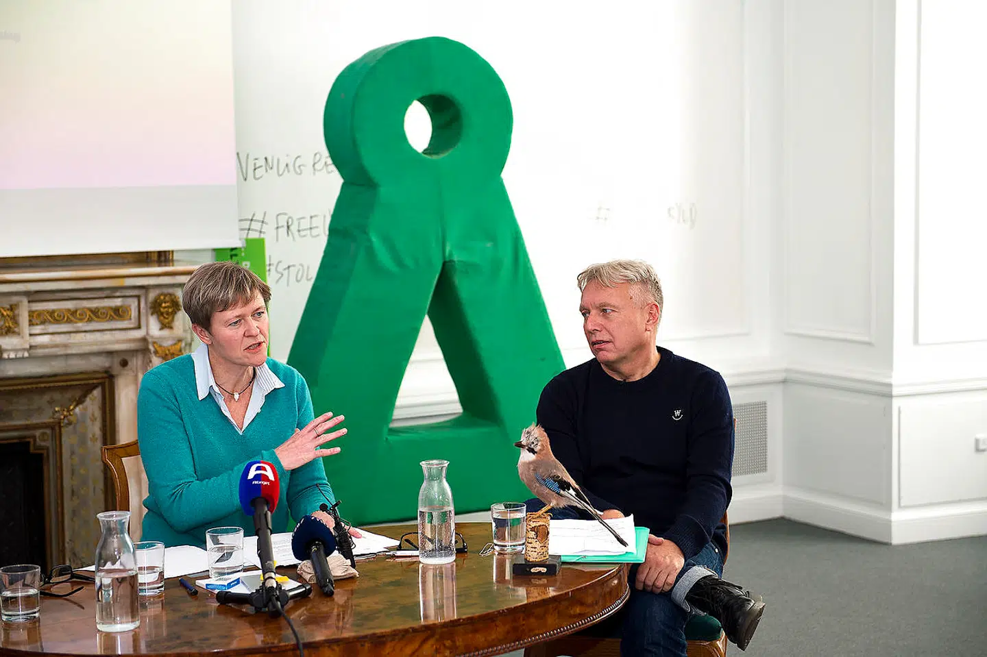 Josephine Fock (tv) og partiets daværende formand Uffe Elbæk holder pressemøde den 1. november 2016. Vi vil hellere være grønne end røde, lød det dengang fra Alternativet (Foto: Nils Meilvang/Scanpix 2017)