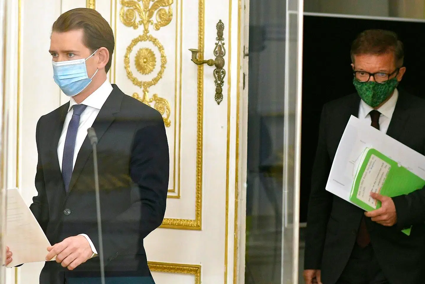 Sebastian Kurz, Østrigs kansler og sundhedsminister Rudolf Anschober til pressemøde, hvor de nye skrappe restriktioner blev præsenteret. (Photo by HERBERT NEUBAUER / APA / AFP) / Austria OUT