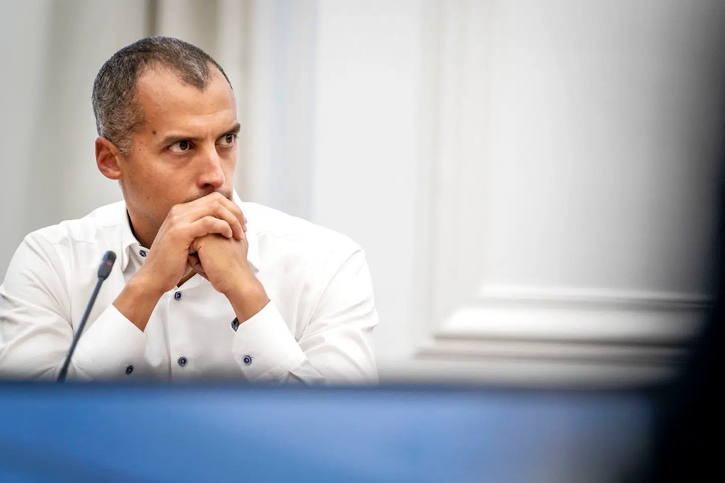 Udlændinge- og integrationsminister Mattias Tesfaye (S) har slettet en omstridt rapport fra sit ministeriums hjemmeside. Beslutningen kan potentielt være et brud på loven og har skabt debat om blandt andet forskningsfrihed.