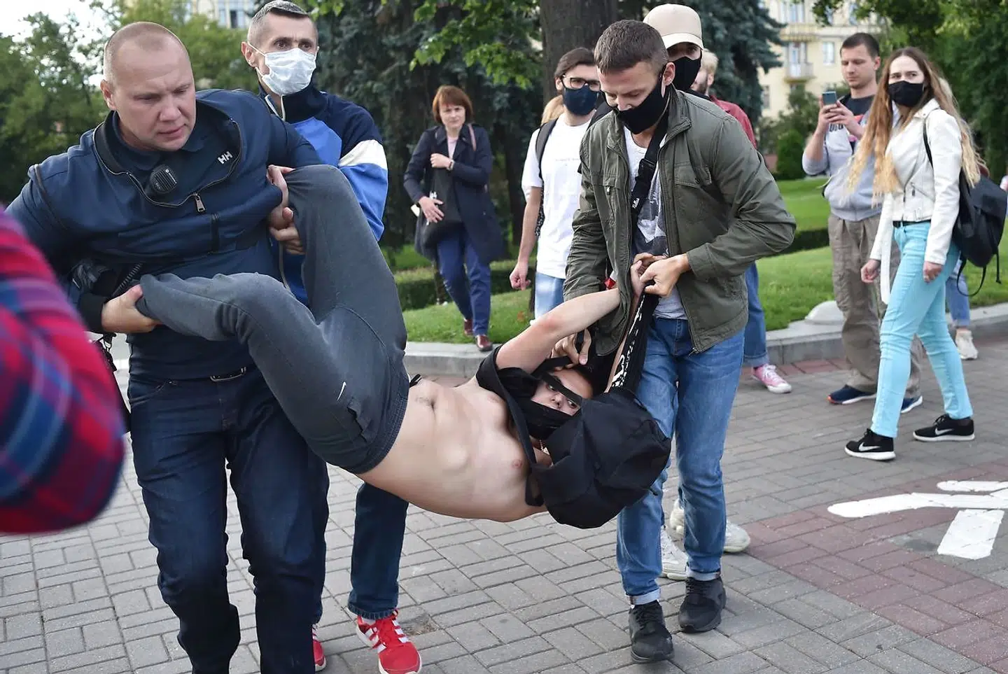 Civilklædte sikkerhedsfolk er en fast bestanddel af sikkerhedsapparatet i Hviderusland. De giver sig ikke til kende, før de begynder at tæske løs og anholde demonstranter.