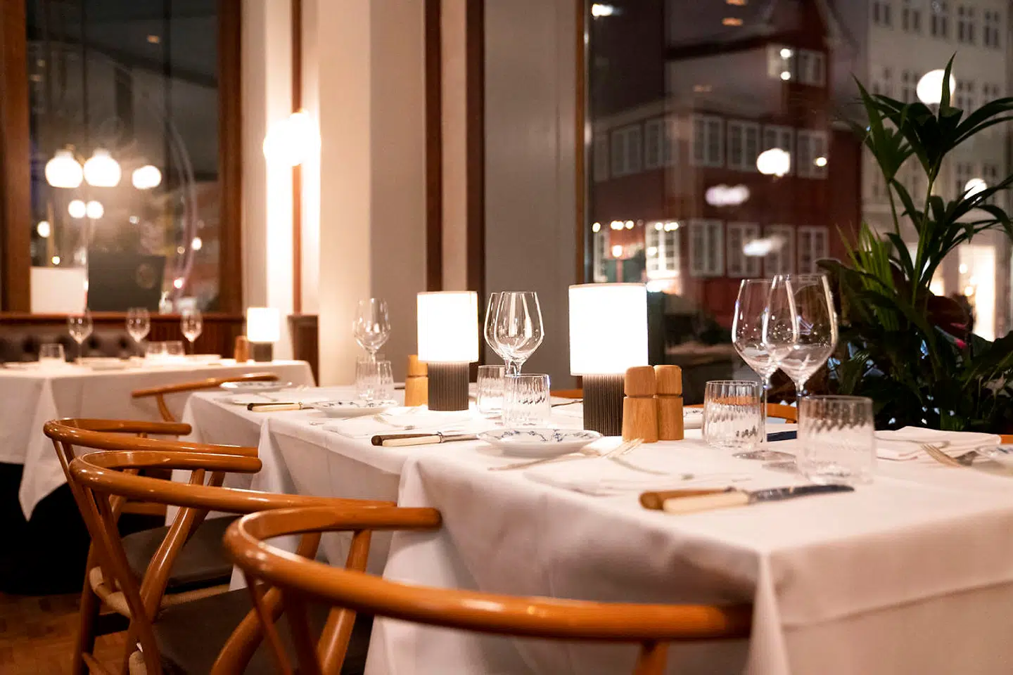 Man kan se det røde bindingsværkshus, hvor Restaurant Møntergade før havde til huse, fra de nye lokaler, som tidligere husede Restaurationen.