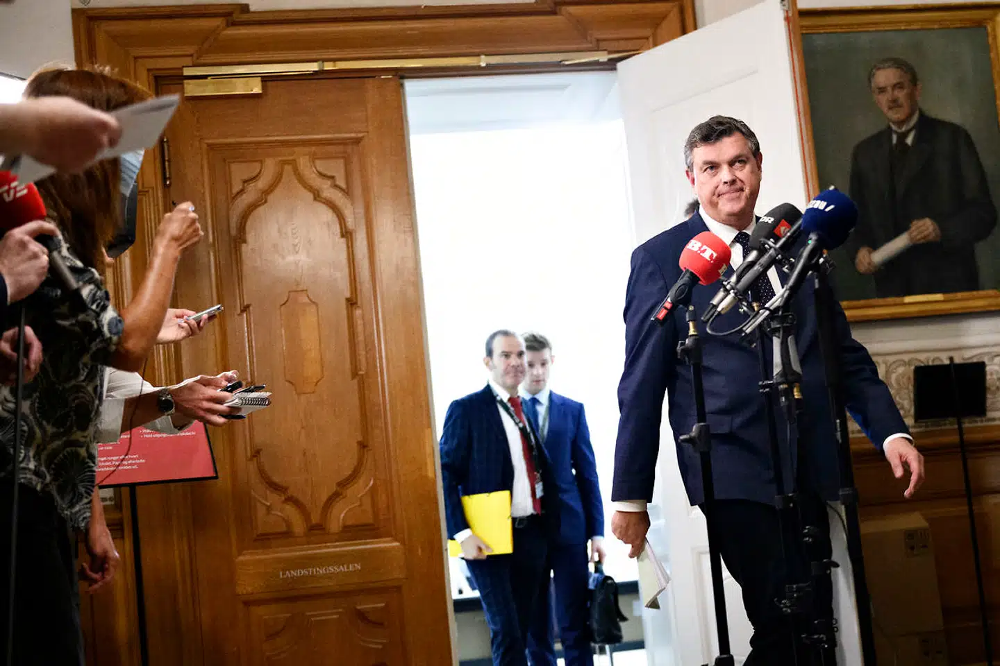 (ARKIV) Minister for fødevarer, fiskeri og ligestilling Mogens Jensen (S) udtaler sig meget kort til pressen efter Miljø- og Fødevareudvalget har haft ministeren i samråd om håndtering af coronasmitte blandt mink og om minkbranchens fremtid, i Landstingssalen på Christiansborg onsdag den 11. november 2020. Fødevareminister åbner for en lille gruppe avlsdyrs overlevelse, så minkavlere en dag kan starte op igen. Avlernes formand er rasende over skiftende meldinger. Det skriver Ritzau, torsdag den 12. november 2020.. (Foto: Philip Davali/Ritzau Scanpix)