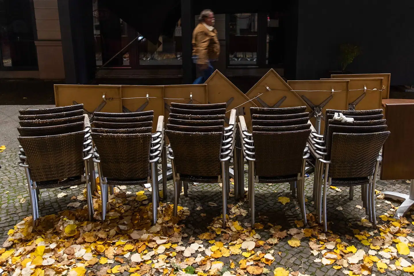 Frem til udgangen af november skal restauranter, barer, sportshaller, biografer, teatre og andre kulturinstitutioner holde lukket.