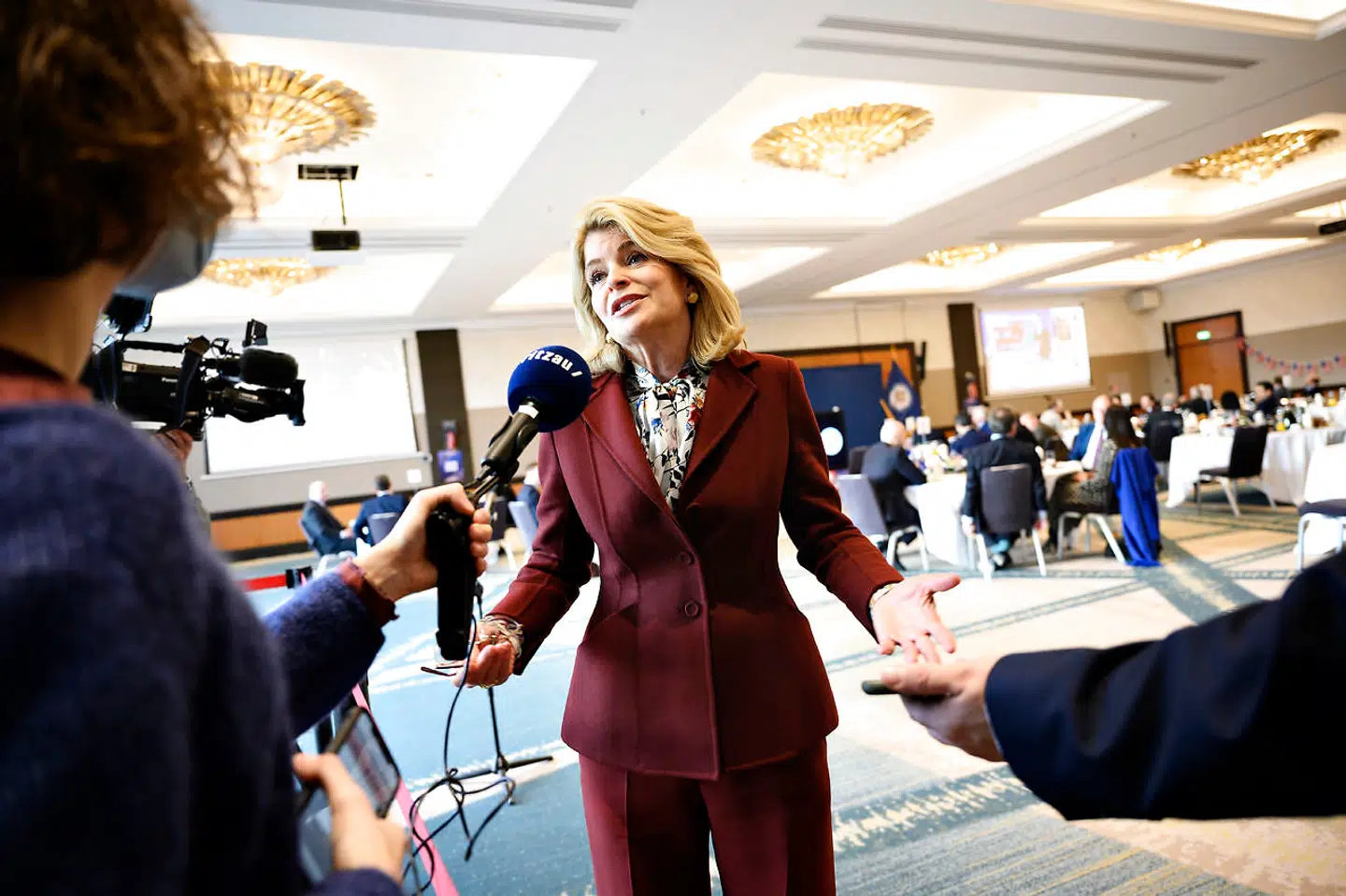 Den amerikanske ambassadør i Danmark, Carla Sands, får sine påstande faktatjekket af The New York Times, da hun påstår, at hendes stemme ved præsidentvalget ikke er talt med.