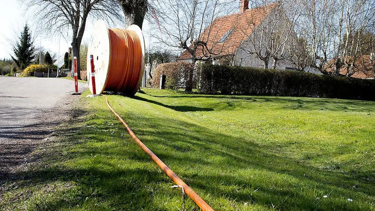 Fiberkabler bliver gravet ned mange steder i Danmark for at sikre større internetkapacitet med højere hastigheder. Der er rift om kunderne, og udbyder efter udbyder får nu aftaler i hus, så de kan begynde at sælge TV, bredbånd og telefoni til kunderne.