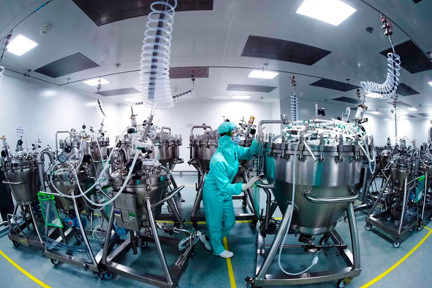 Verdenssundhedsorganisationen, WHO, har tidligere vurderet, at der findes flere end 200 vaccineprojekter rundt omkring i verden. 11 projekter er i fase tre, hvor man afprøver vaccinekandidaterne på tusinder af mennesker. På billedet arbejder teknikere med at forberede produktionsudstyr, som bruges ved vaccineproduktion på en af den franske farmakoncern Sanofis fabrikker.