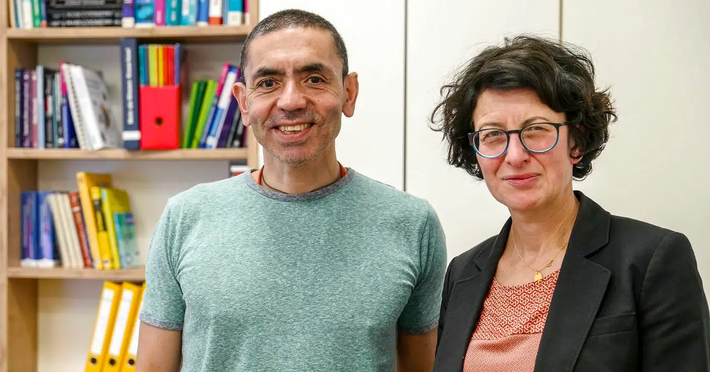 Amerikanske Pfizer har arbejdet tæt sammen med tyske BioNTech om at udvikle en vaccine mod covid-19. To af hovedpersonerne bag udviklingen er det tysk-tyrkiske ægtepar Ugur Sahin og Özlem Türeci, der har arbejdet sammen om at udvikle teknologien bag vaccinekandidaten, som nu regnes som den, der formentligt først bliver klar til brug i samfundet. EU har onsdag bestilt 200 millioner doser af den kommende vaccine.