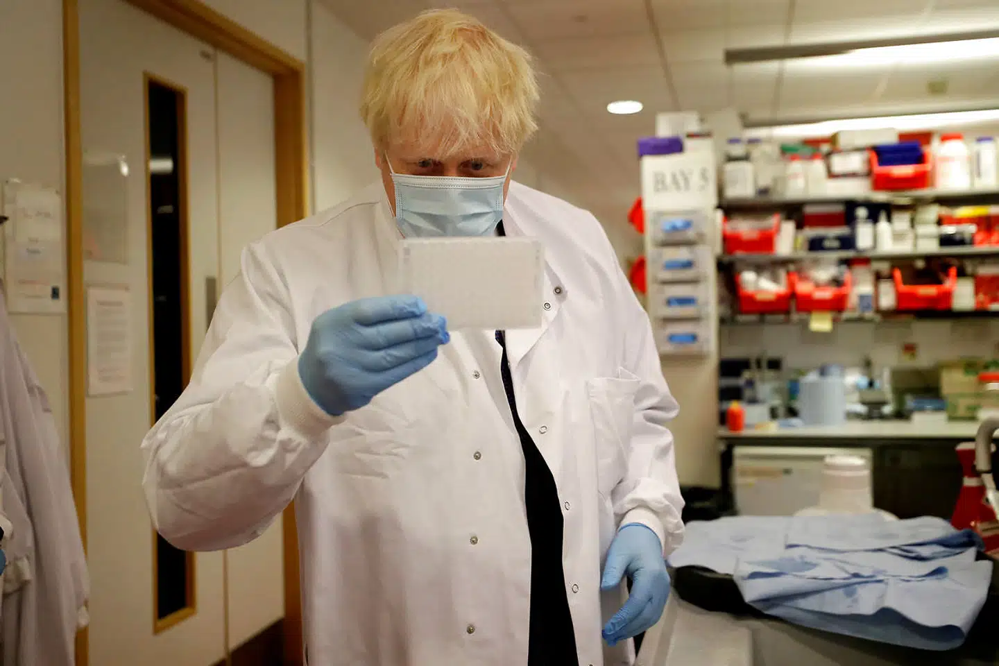 Storbritannien har i mange måneder sat stor lid til den såkaldte Oxford Vaccine, der udvikles i et samarbejde mellem Jenner Institute på Oxford University og pharmakoncernen AstraZeneca. Det er få uger siden, at Storbritanniens premierminister, Boris Johnson, besøgte nogle af laboratorierne, hvor man arbejder på vaccinen. Der er håb om, at folkene bag Oxford Vaccinen kan offentliggøre nye data om den mulige virkning allerede i den kommende uge.