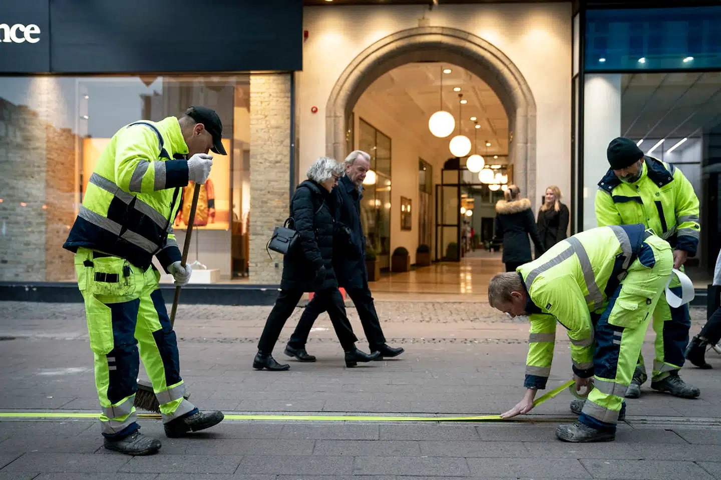 Der bliver lagt tape i midten af Strøget, for at få befolkningen til at gå ensrettet i hver side.