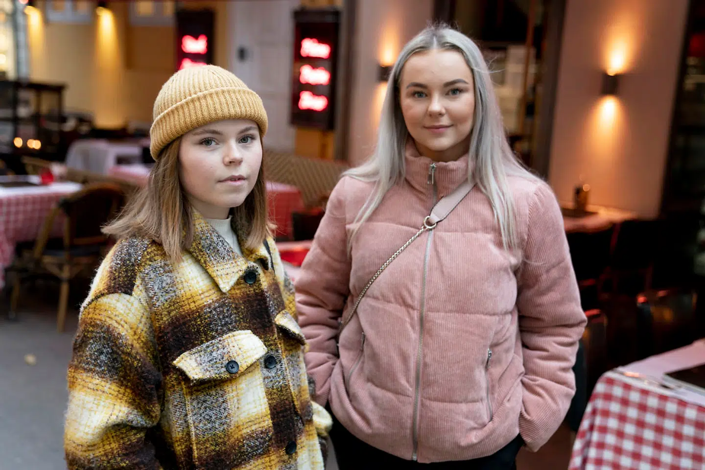 Nanna Rasmussen på 19 år (t.v.) og Cecilie Klausen på 20 år (t.h.) ved godt, hvad den grønne linje midt på Strøget betyder. De følger begge retningslinjerne, selv om der ikke er kommet skilte op endnu.