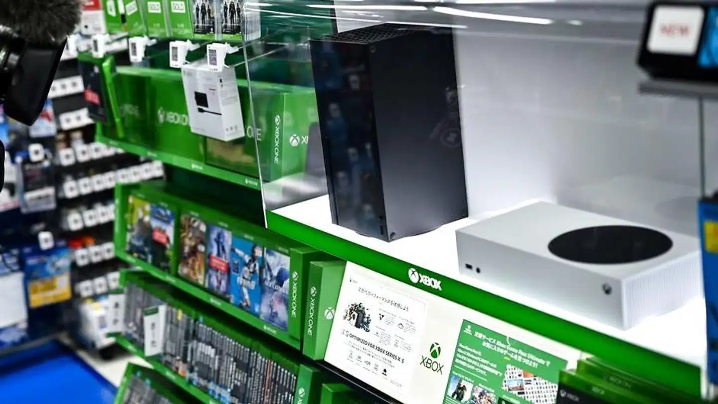 Microsofts to nye versioner af Xbox-spilkonsollen kom i handelen tirsdag i denne uge. Her ses den store Xbox Series X (sort, til venstre) og den lille Xbox Series S (hvid, til højre) i en af de elektronikbutikker i Tokyo i Japan, hvor man faktisk kunne købe dem.