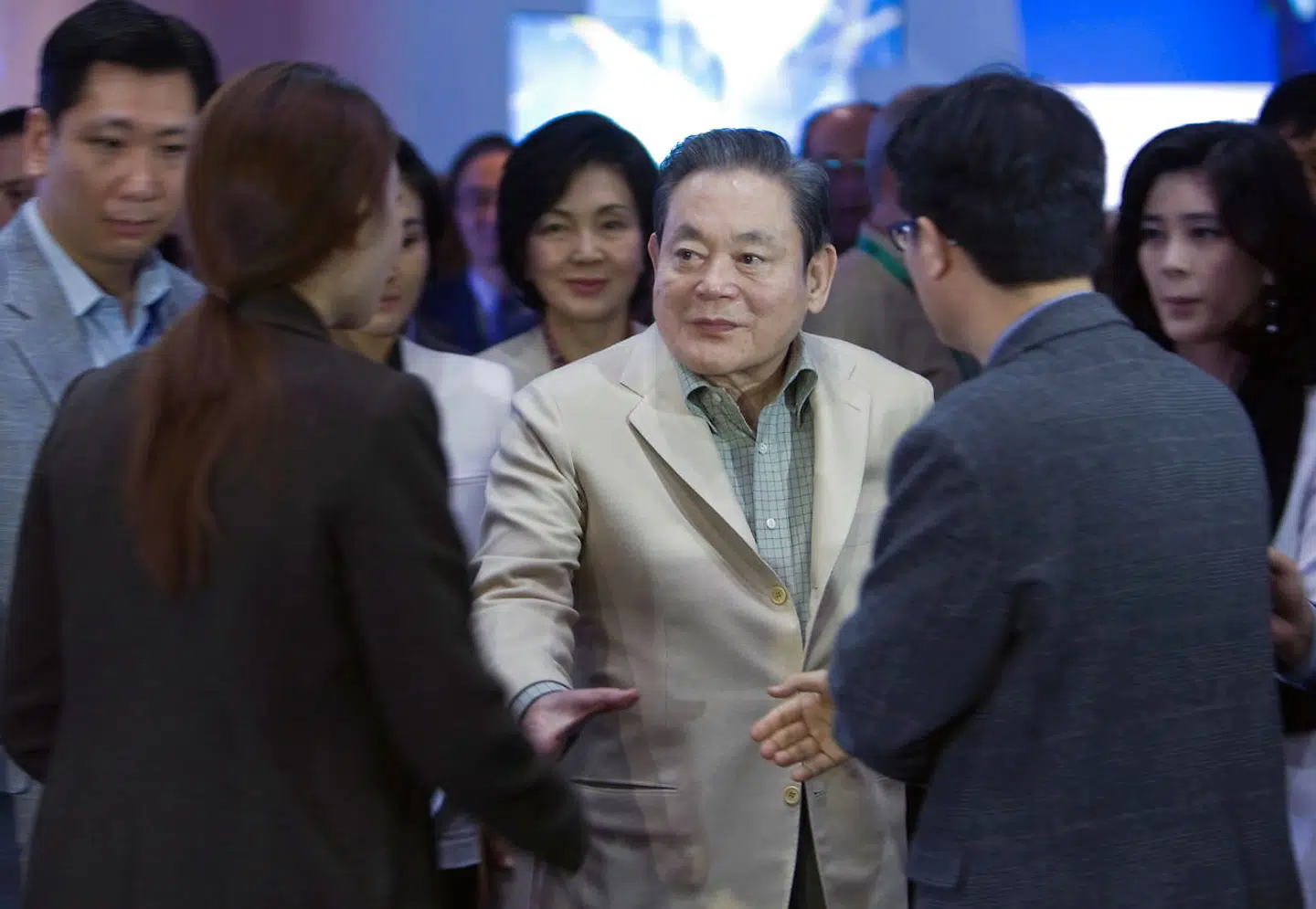 Et af de sidste billeder af Samsungs nu afdøde formand, Lee Kun-hee, der ikke var set offentligt siden 2014. Her på forbrugermessen CES i Las Vegas i januar 2012.