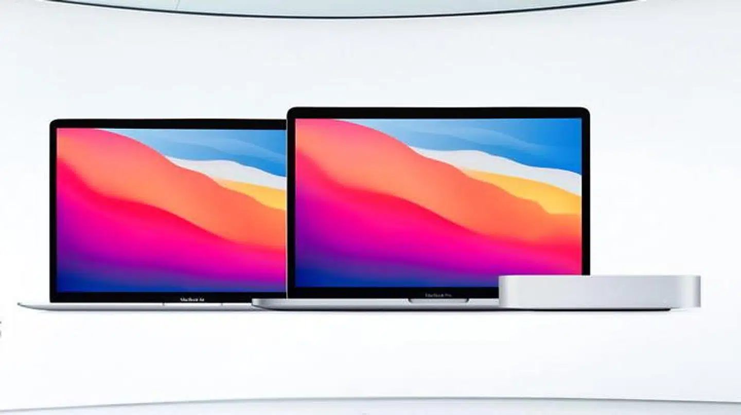 De tre nye Mac-computere: To bærbare og en stationær bordcomputer uden skærm. De bliver de første med Apples egenudviklede chip, M1.