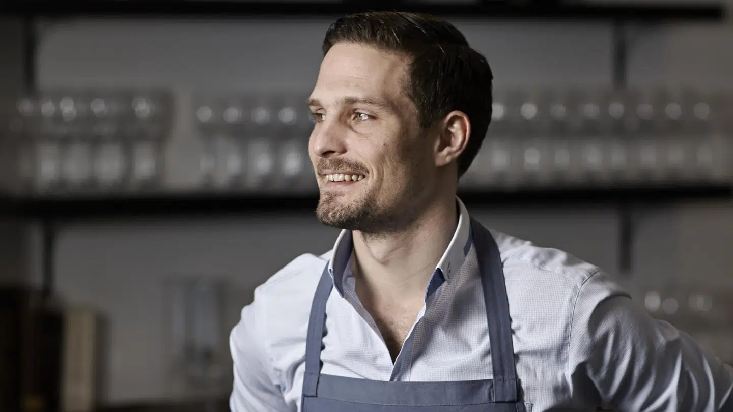 Jonathan Berntsen er klar med den restaurant, han altid har drømt om. Han stod bag den Michelin-hædrede restaurant Clou i København og er nu klar med en restaurant i Hellerup, som han forklarer bliver vildere end Clou.