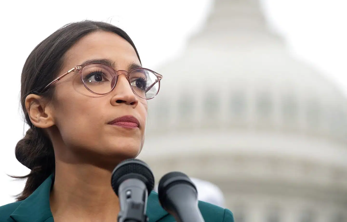Demokraternes stjernefrø Alexandria Ocasio-Cortez var en blandt flere kongresmedlemmer fra Joe Bidens parti, der under en høring om medicinpriser i september onsdag gik i kødet på den danske topchef Kåre Schultz.