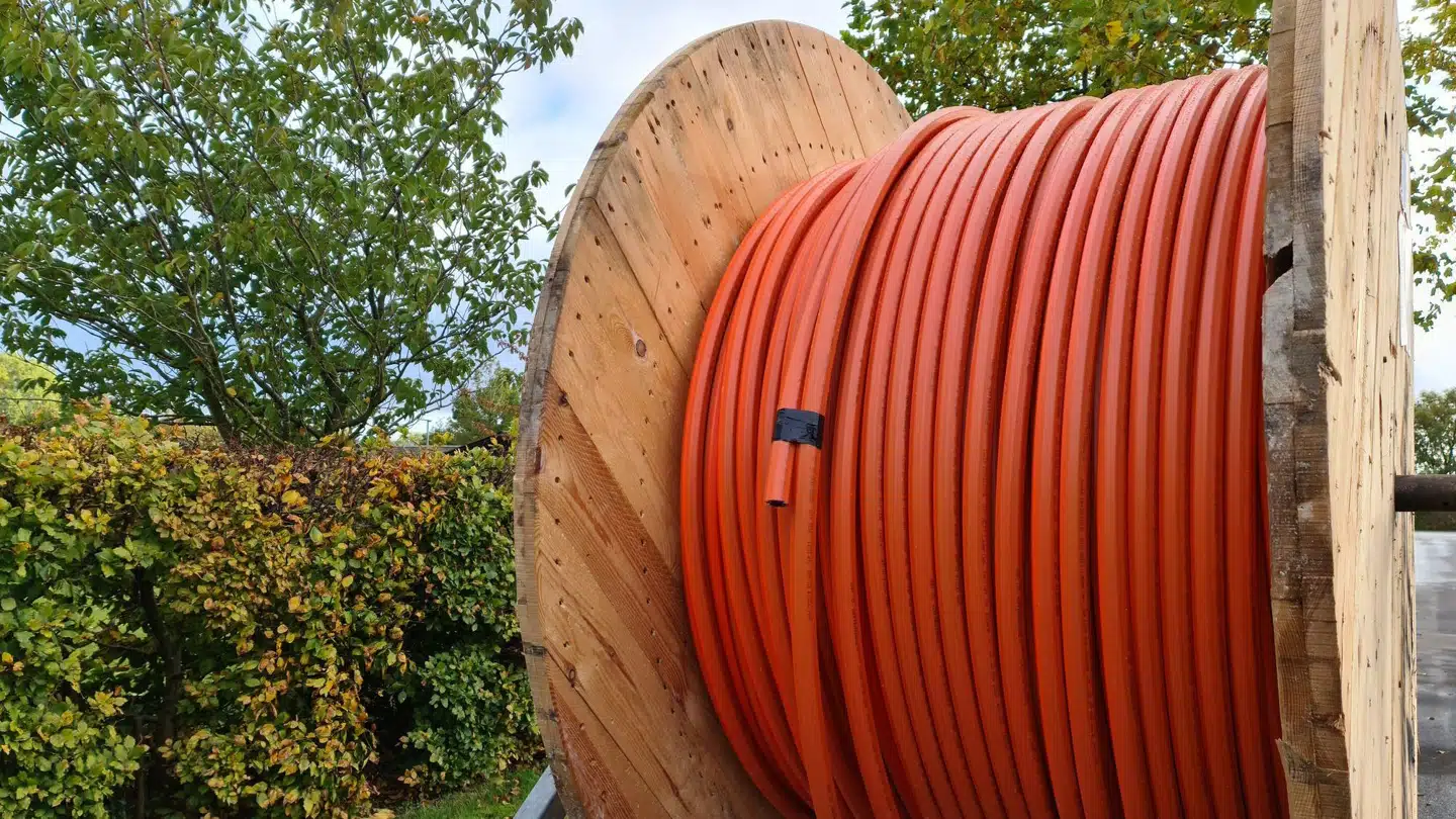 De store tromler med med fiberkabler ses i mange danske byer og landskaber, for graveaktiviteten er skruet voldsomt op gennem det seneste år i takt med, at danskernes efterspørgsel efter hurtigere internetforbindelser vokser.