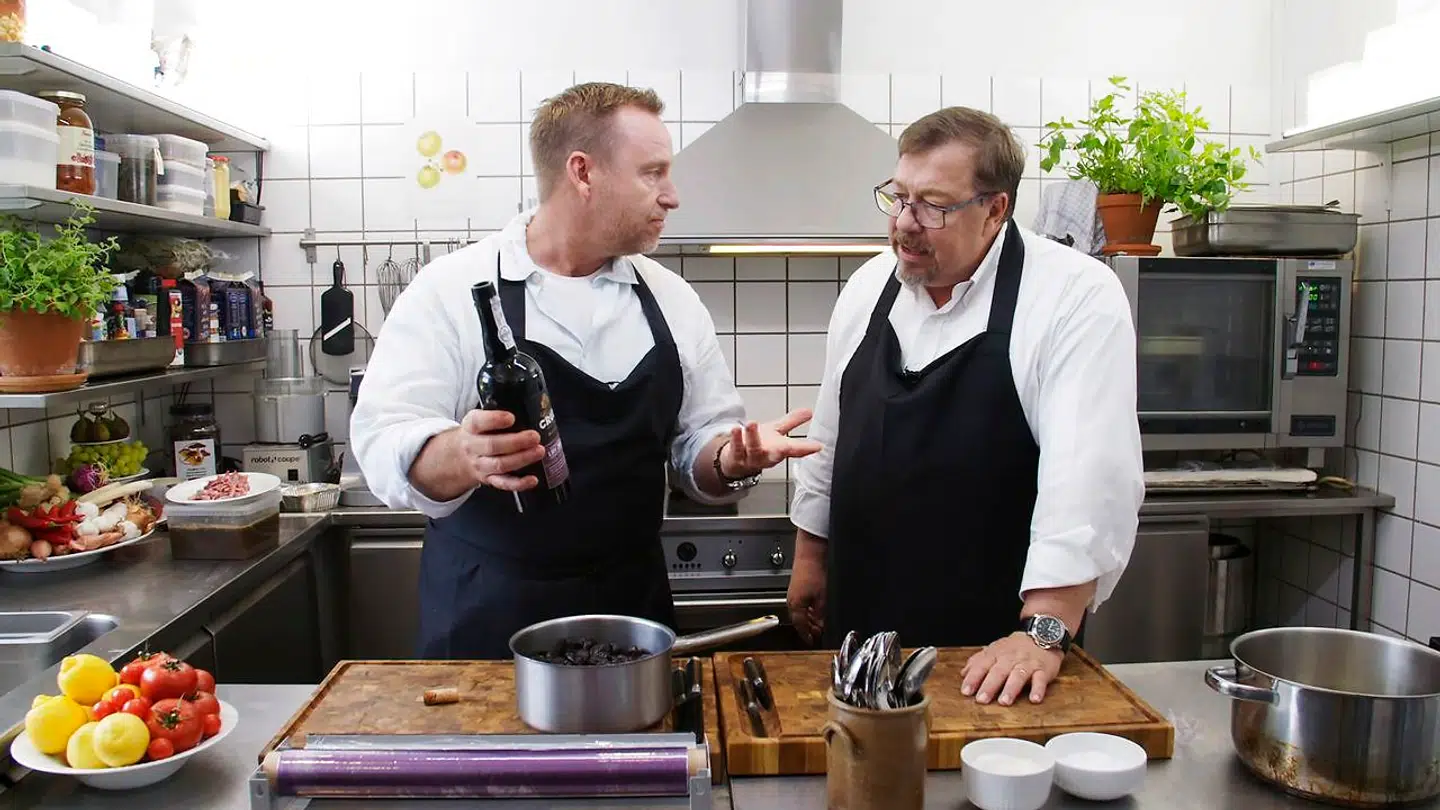 Der er unægteligt langt fra Karen Blixens østers-soirées med Marilyn Monroe i New York til Brødrene Prices onkelhumor.