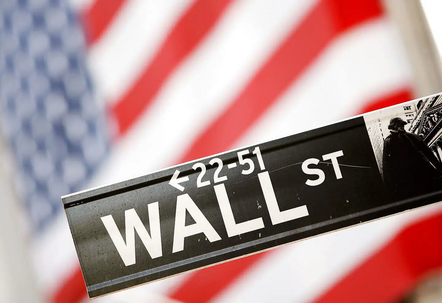 »Blandt finansielle observatører er der også efterhånden konsensus om, at pengepolitikken er den mest afgørende faktor for udviklingen på aktiemarkederne, samt at centralbankernes bør holde hånden under markedet,« skriver Rasmus Hougaard Nielsen.