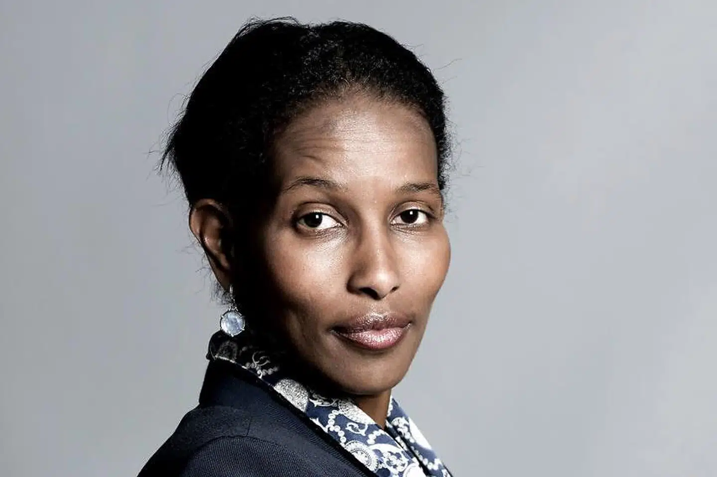 »Mordet på Samuel Paty får en anden alarmklokke til at ringe. Fredelig sameksistens i blandede samfund bliver umuligt, hvis stadig flere ytringsformer klassificeres som blasfemi eller 'hadtale', det sekulære modstykke.,« skriver Ayaan Hirsi Ali.