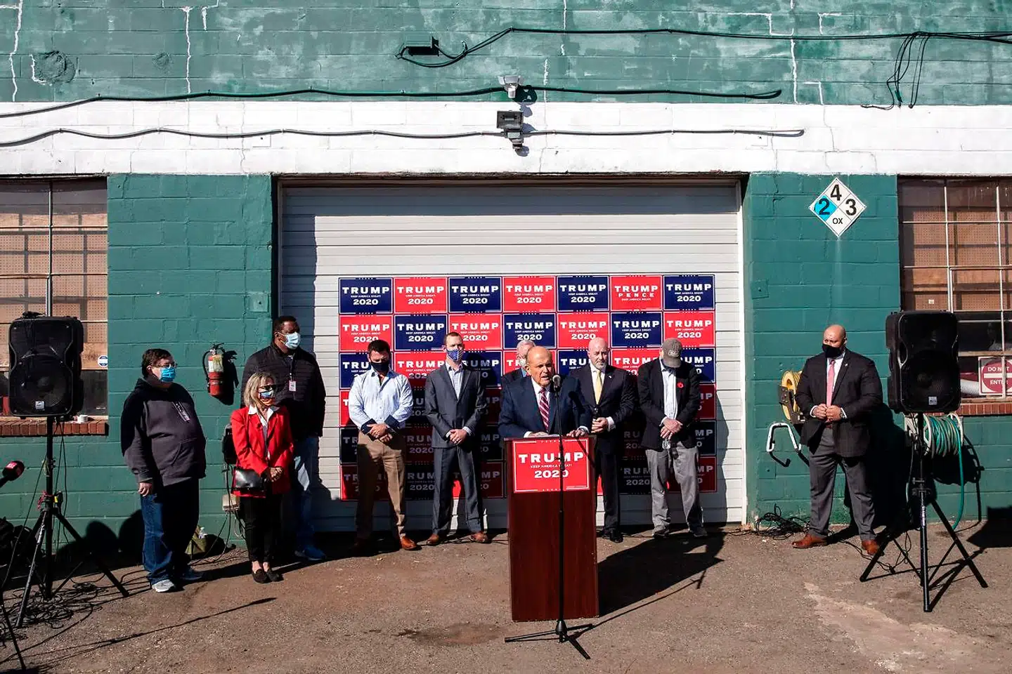Rudy Giuliani var godt i gang med at fortælle om, at Trump-kampagnen ville sagsøge flere stater for valgfusk, da han erfarede, at Joe Biden var blevet udråbt til vinder af valget.