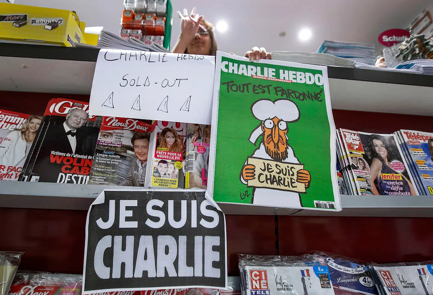 Forsiden af Charlie Hebdos første nummer efter massakren mod satiremagasinet i 2015 var en af de tegninger, Samuel Paty brugte i sin undervisning.