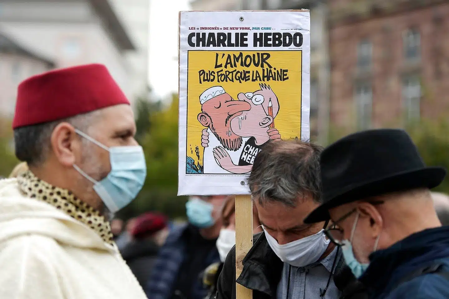 »Kærligheden er stærkere end hadet«, står der over tegningen af en imam, der snaver med en af tegnerne fra Charlie Hebdo. En blandt flere forsider, der er blevet anvendt ved demonstrationer som her i Strasbourg. Folkene bag satiremagasinet vil imidlertid ikke fedtes ind i partipolitik, hverken i eller uden for Frankrig, og har blandt andet sagt nej til at lade Nye Borgerlige bruge deres karikaturer i avisannoncer.