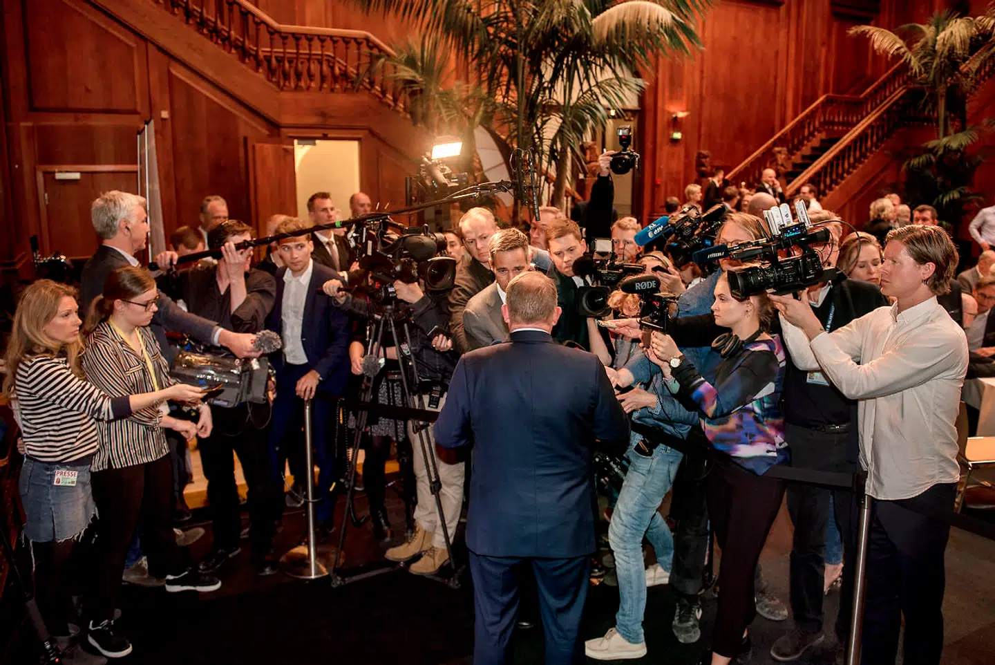 Der er markant forskel i indholdet af de trusler, som mandlige og kvindelige journalister modtager. Her ses en del af journaliststanden på mediernes dag, da daværende statsminister Lars Løkke Rasmussen udskrev folketingsvalg.