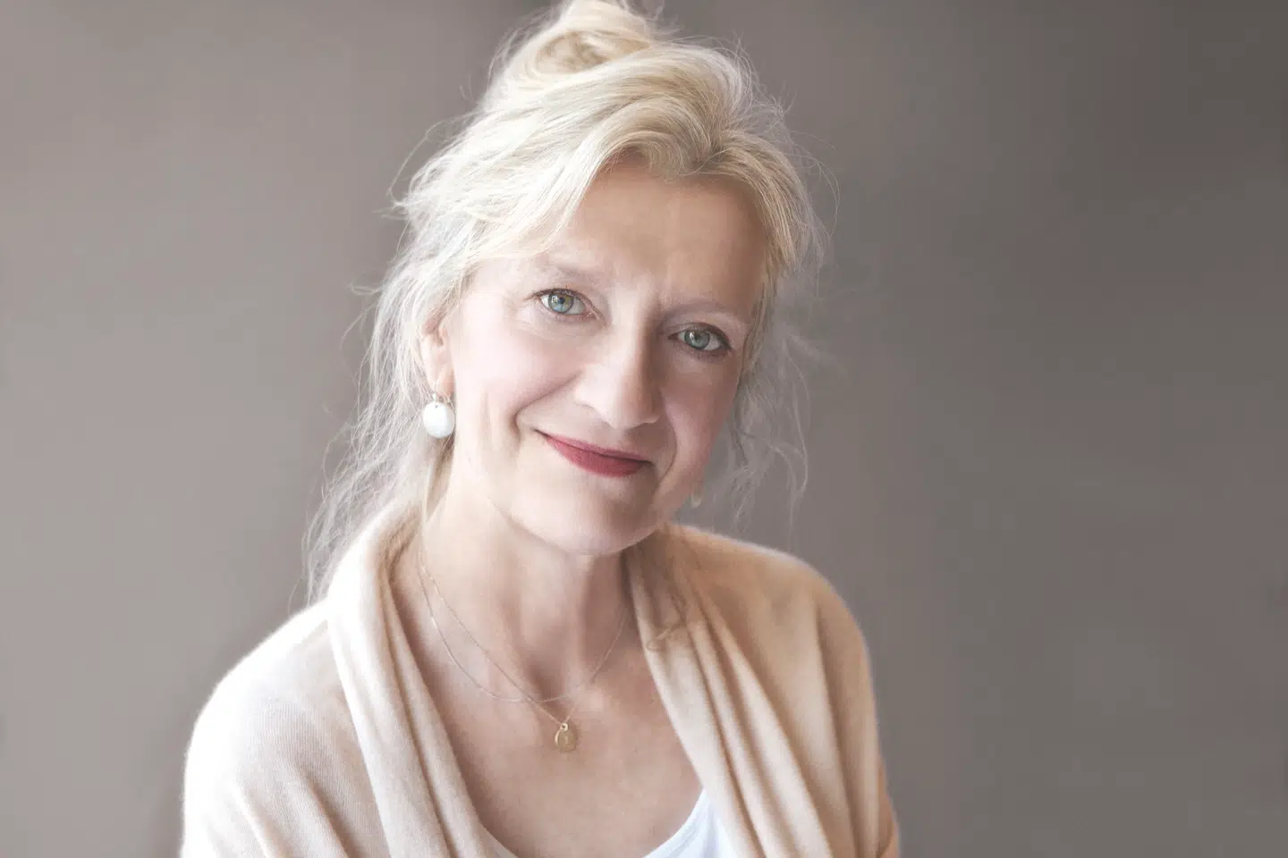 Elizabeth Strouts, »Olive, igen«, der er en fortsættelse af den Pulitzerprisvindende »Olive Kitteridge«, er afdæmpet og nænsomt fortalt, og selv om der er masser af drama og drive i handlingen, så bliver det leveret i et behersket tempo og med et inciterende sprogligt mådehold.