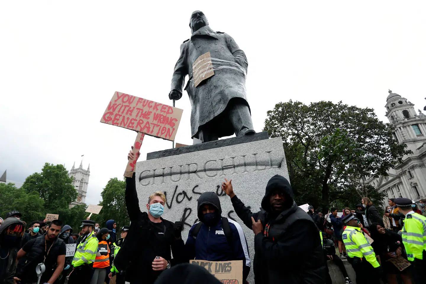 Mens dele af den muslimske verdens voldsomme krænkelse over Muhammed-tegningerne var et særsyn i 2005, så er det i dag langt mere almindeligt, at dele af tidens identitetsbevidste ungdom vægter minoriteters krænkelse tungere end ytringsfriheden. Her demonstrerer unge ved en Black Lives Matter-demonstration i London med ordene »You fucked with the wrong generation«.