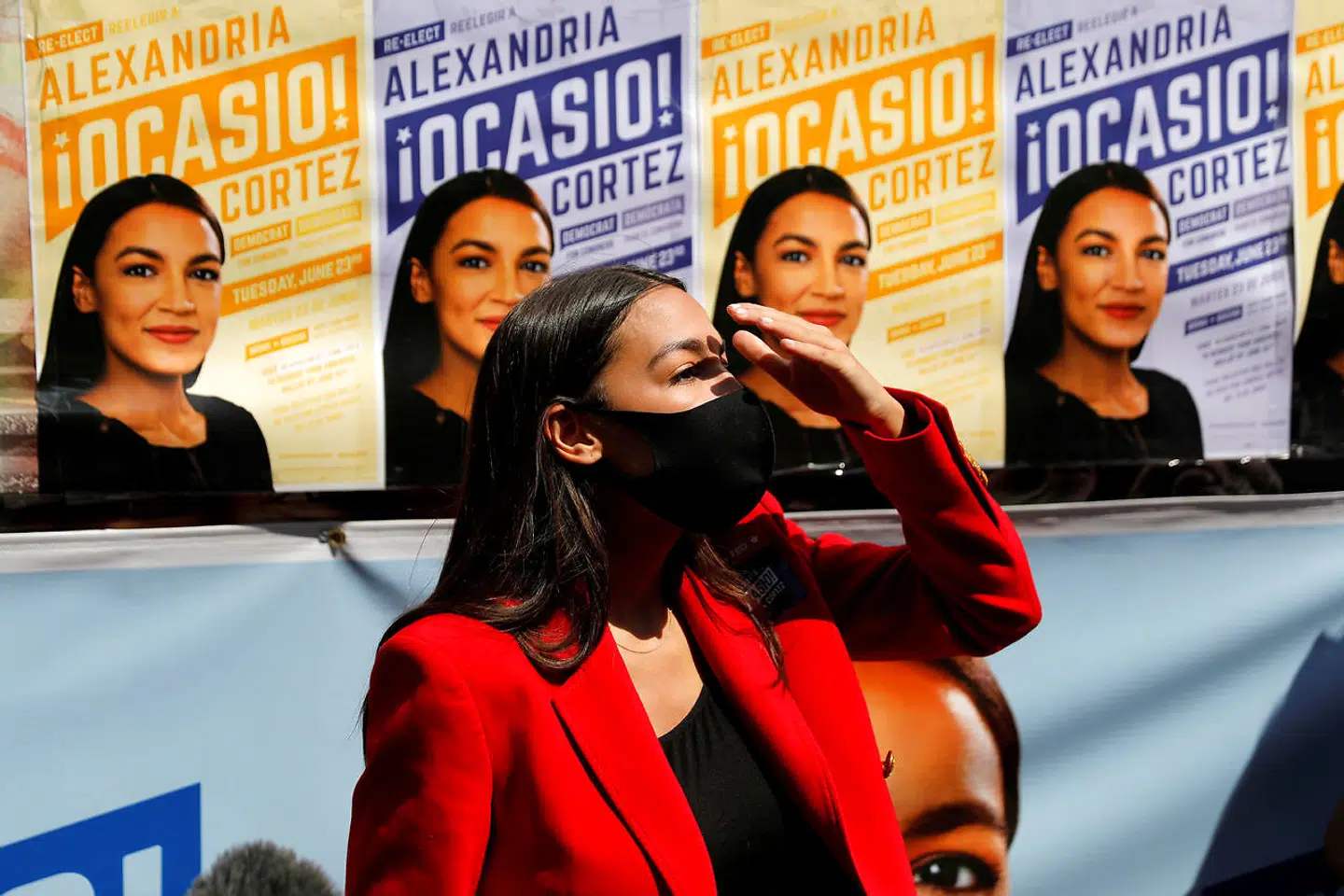Hun har siden 2016 været en global superstjerne og det bedste argument for, at valg skal vindes fra venstre: Den demokratiske kongreskvinde Alexandria Ocasio-Cortez, som her er fotograferet under sin genvalgskampagne. Men hendes angreb på politiet og militæret og hendes flirt med socialisme har kostet partiet meget dyrt, siger kritikere. Nu viser Joe Biden, at valg skal vindes fra midten.