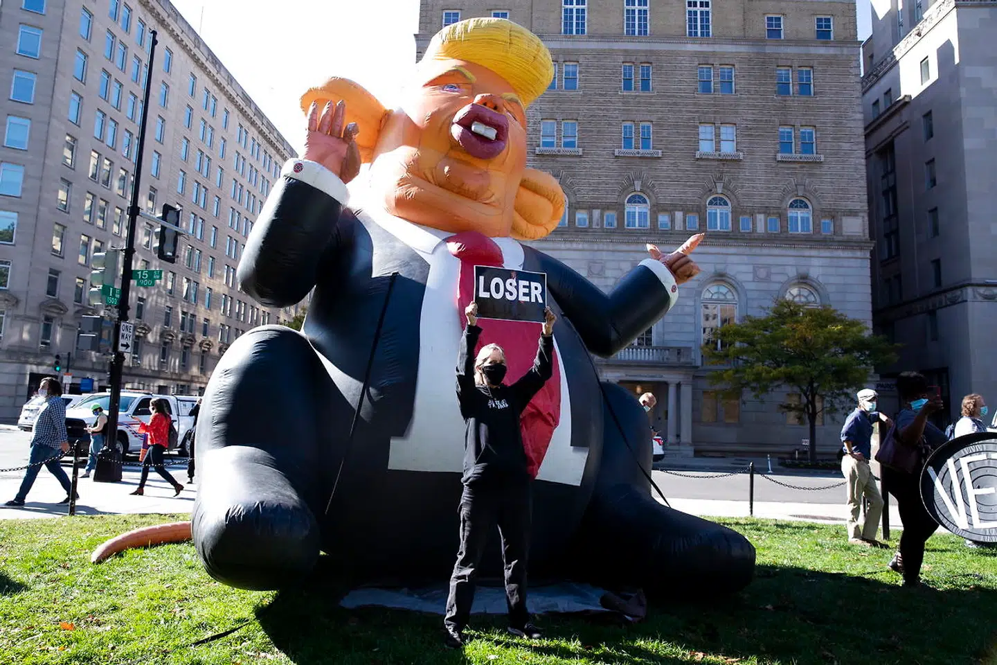 Mens amerikanerne venter på en afgørelse af præsidentvalget 2020, er mange gået på gaden for at vise enten deres utilfredshed eller glæde over stemmernes gradvise udfald. Her er det billeder fra hovedstaden Washington D.C.