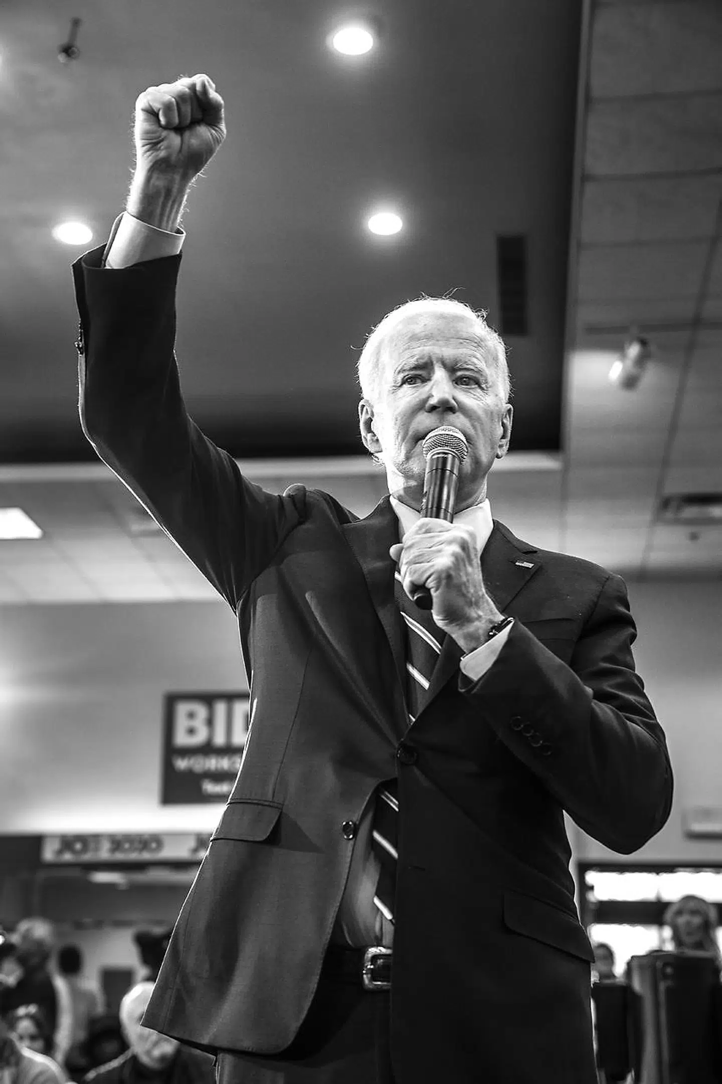 »Den er hjemme« ... Sådan kunne tidligere vicepræsident Joe Biden se ud til at sige her. Billedet er dog taget af Berlingskes fotograf Søren Bidstrup under et vælgermøde i Iowa tidligere på året.