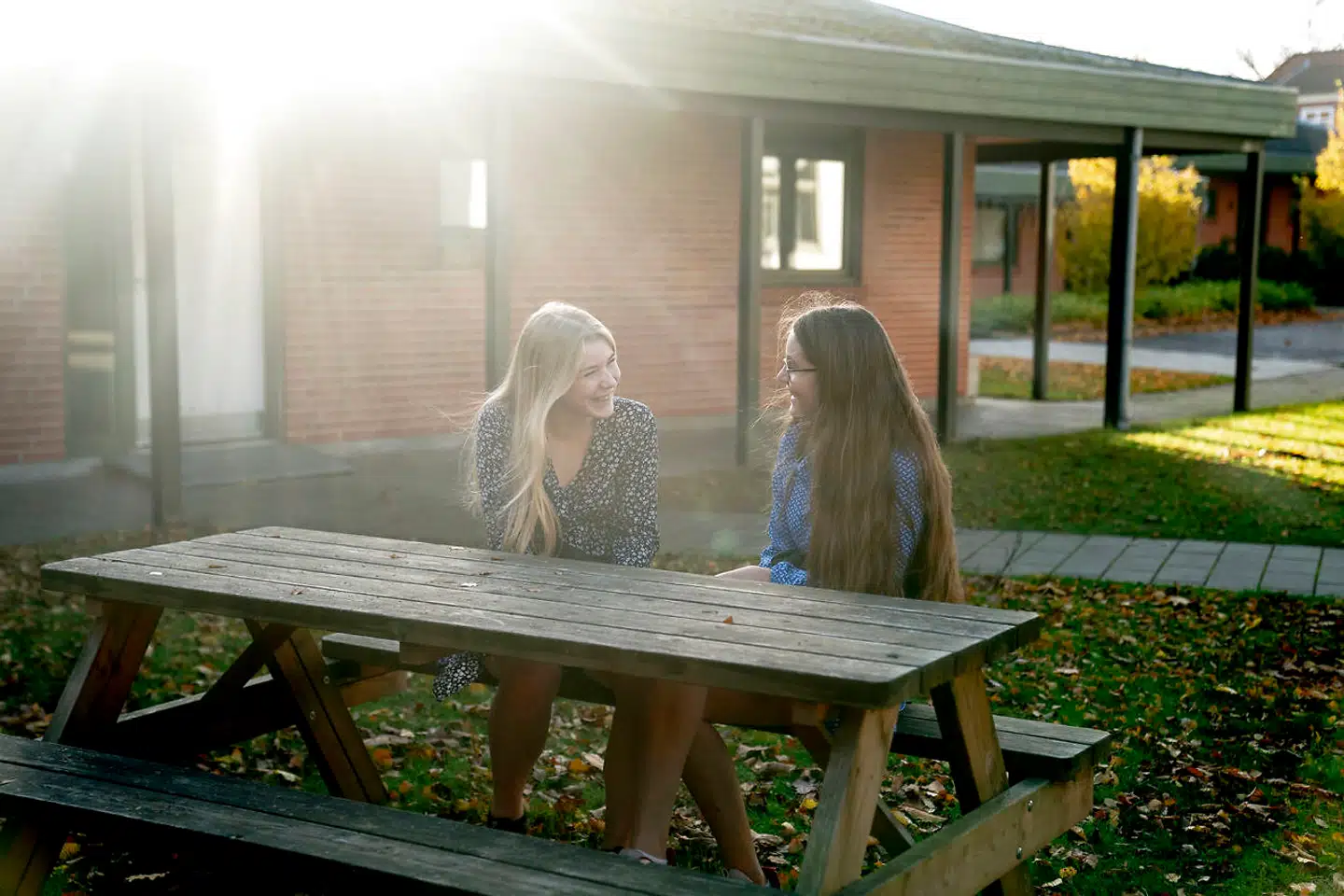 Hørby Efterskole i Nordjylland er ramt af de nye coronaregler fra regeringen. Veninderne Line Keller Hansen (th) og Emma Maagaard (tv) skal blive på efterskolen de næste fire uger.