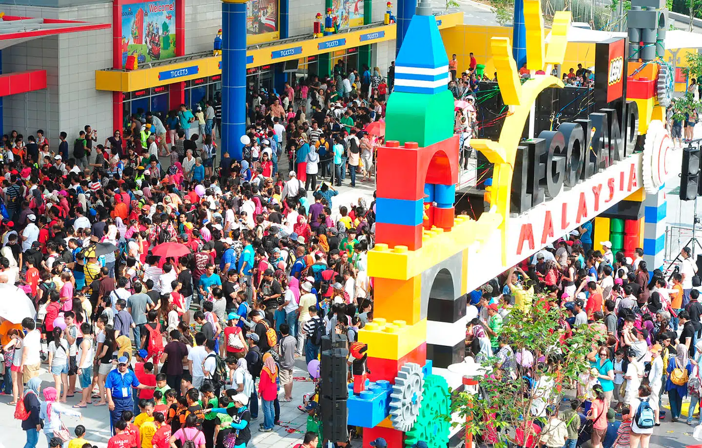 Det første Legoland i Asien blev indviet i Malaysia i 2012. Der var dengang overvældende interesse for at komme på besøg i Parken.