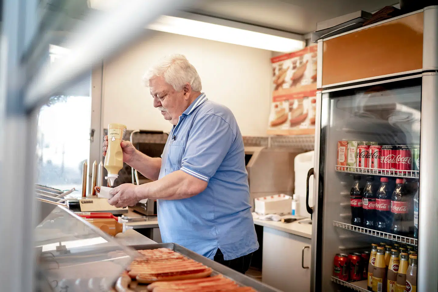 Mogens Larsen – Pølse-Mogens blandt de lokale – har vendt pølser i Frederikshavn i 45 år. Han ser med uro på situationen.