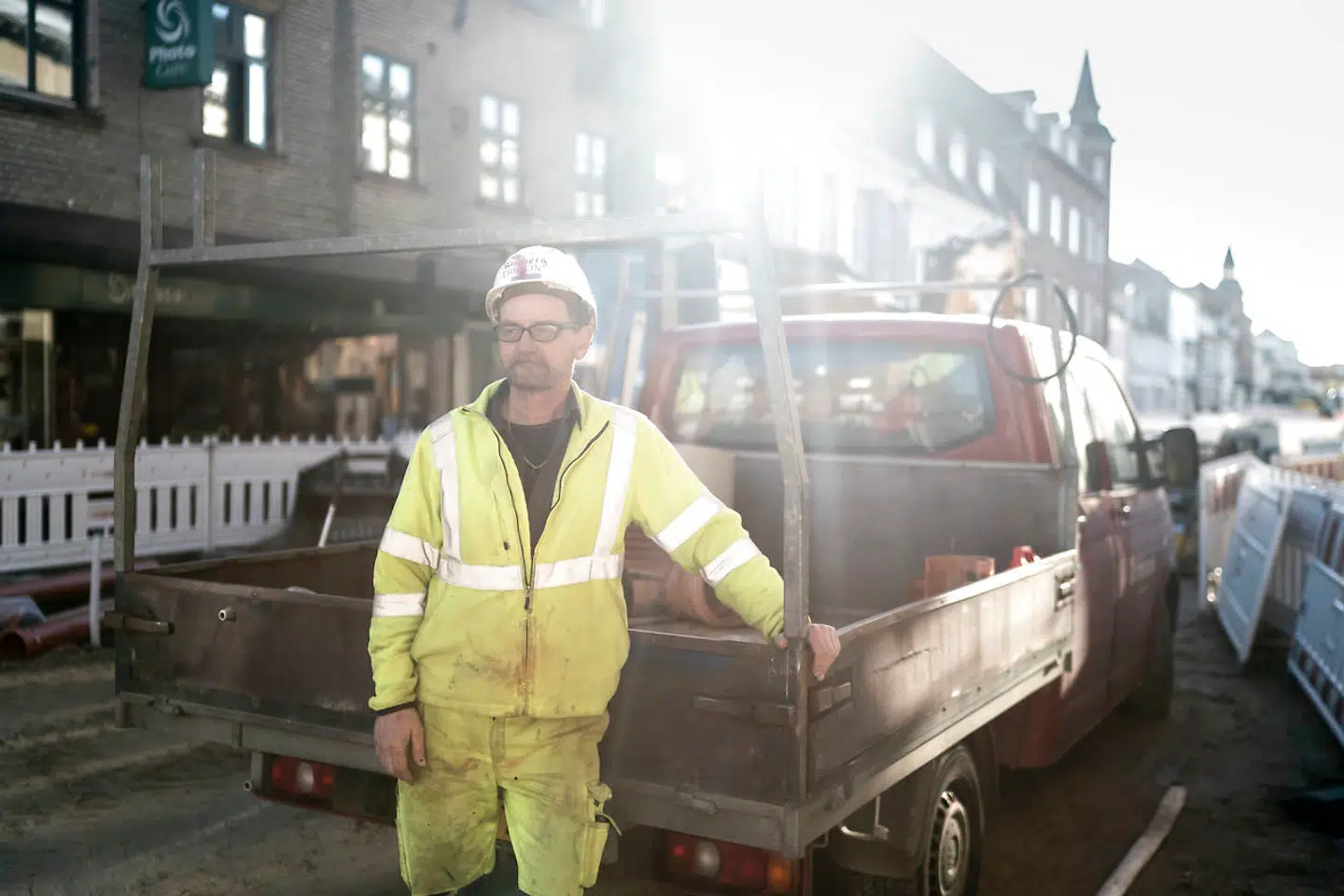 Rene Reenberg er jord- og betonarbejder og netop blevet hjemsendt. Nedlukningen betyder, at gågaden i Frederikshavn ikke bliver færdig til julemåneden.