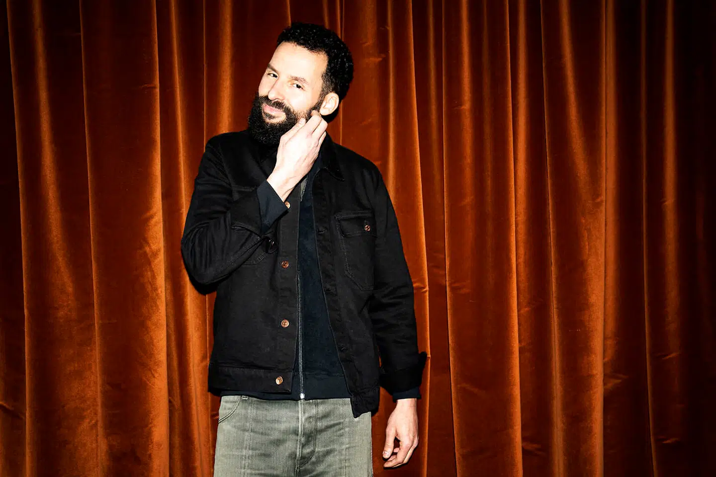 »Jeg er forundret over, at det kan få nogens pis i kog. Hvis en sang kan rokke ved din tro eller nationalidentitet, må du have en identitetskrise. Det er at gå med for små sko. Det er en sang, det er kultur. Jeg beskriver et billede af, hvordan vores land ser ud,« har Isam B sagt til Berlingske om debatten.