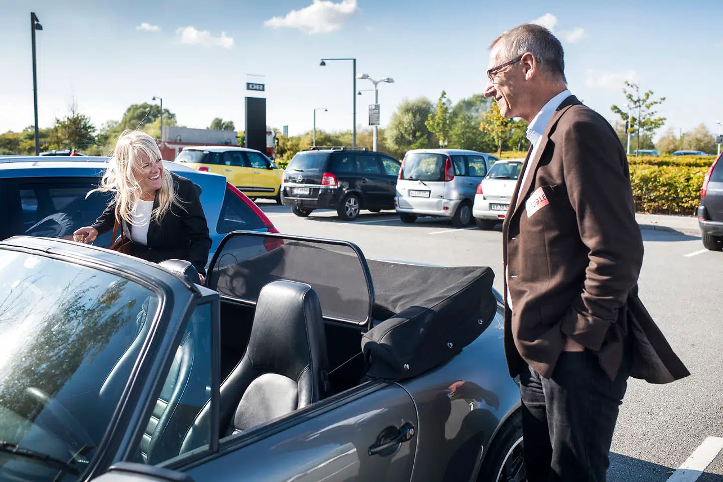 Pernille Vermund, formand for Nye Borgerlige, sammen med sin pressechef, Lars Kaaber.