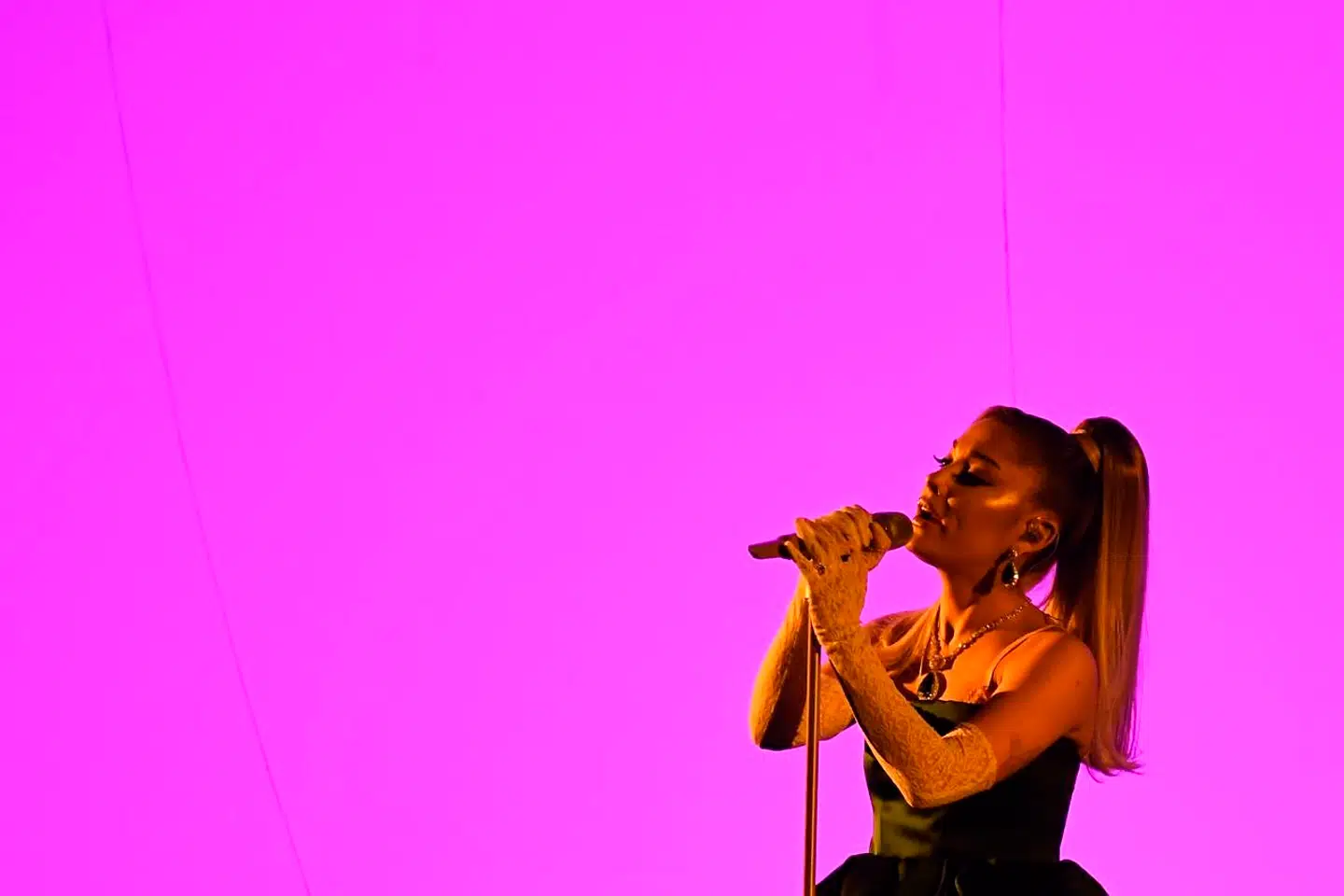 Der er 84 priskategorier til musikbranchens store prisfest, Grammy Awards. I 2021 vil flere imidlertid have fået nyt navn i et forsøg på at gøre dem mere tidssvarende og inkluderende. På billedet optræder Ariana Grande til Grammy Awards i januar i år. (Photo by Robyn Beck / AFP)