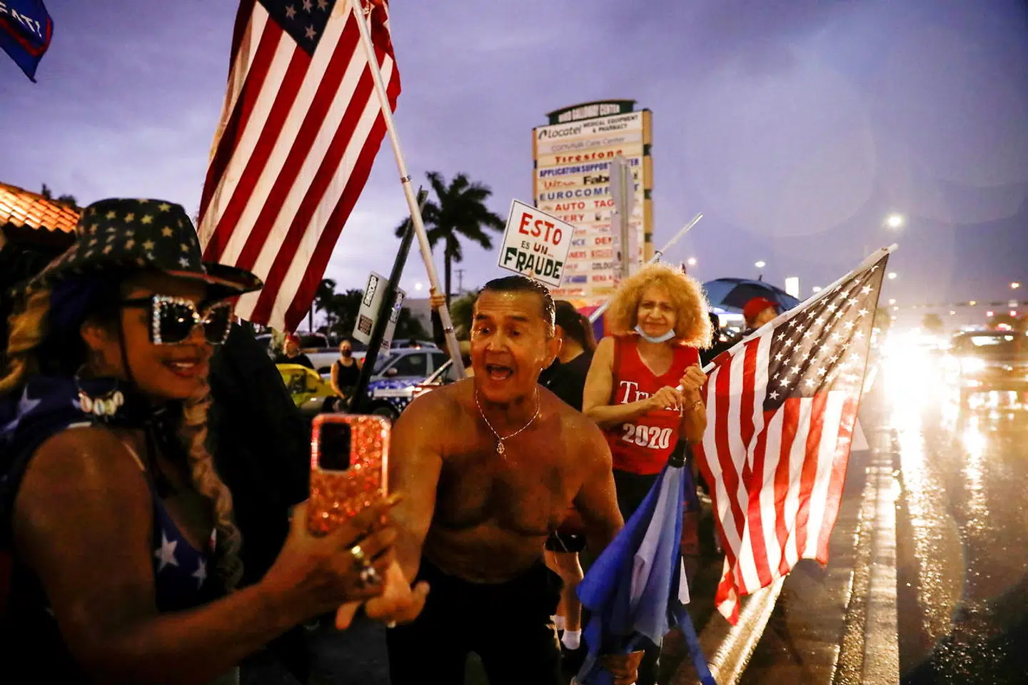 Flere steder i USA er tilhængere og modstandere af Donald Trump stødt sammen efter valget i tirsdags. I flere tilfælde har amerikansk politi måttet beskytte lokaler, hvor der stadig tælles stemmer.