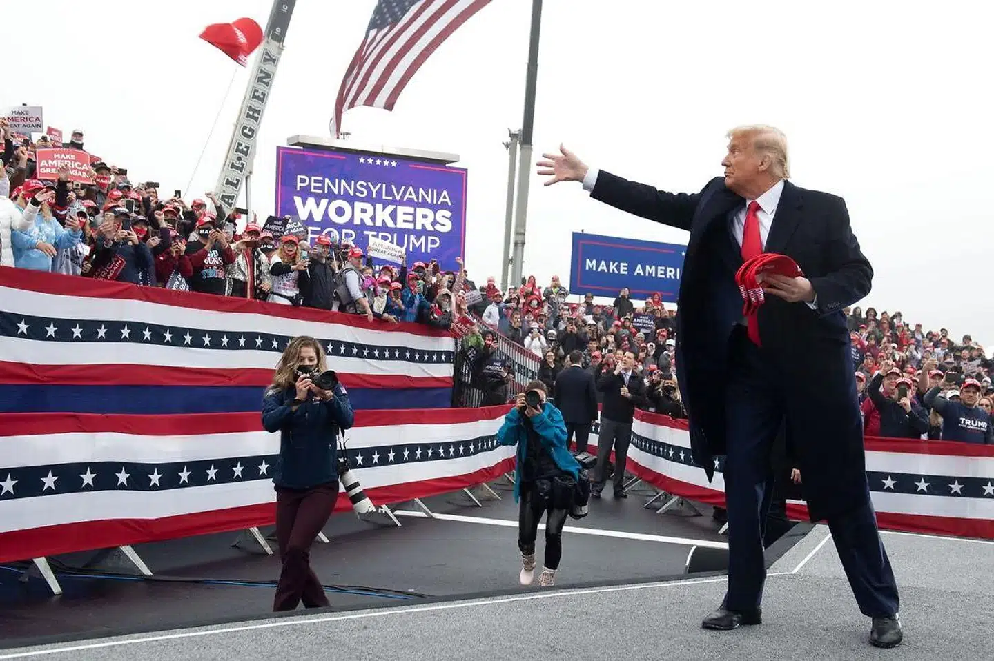 »Medish har sammen med en gruppe tidligere medlemmer af demokratiske administrationer i månedsvis arbejdet for at ruste offentligheden og partiet til den krise, der truer landet nu. De advarer om, at Trump og hans folk kan udnytte de kommende uoverensstemmelser til at destabilisere situationen til at manipulere valgprocessen og optællingen,« skriver Samuel Rachlin.