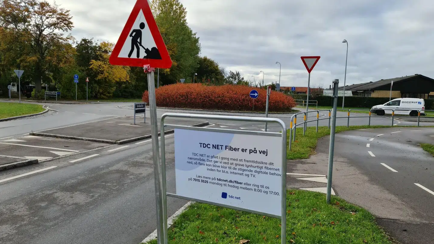 TDCs netværksselskab, TDC Net, er i gang med at lægge fiberkabler i jorden mange steder i Danmark for at sikre hurtigere internetforbindelser. Men konkurrenter oplever det visse steder, som om landets største teleselskab dukker op af intetheden, hvor de selv er gået i gang med at forsyne et lokalområde med fiberforbindelser til både internet, TV og telefoni.