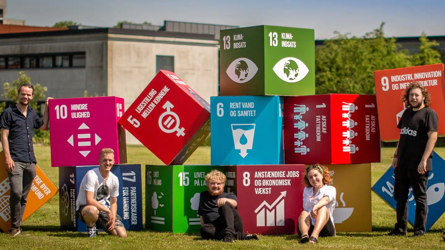 »(...) der er intet i et universitets væsen, der strider imod, at universitetet beslutter at beskæftige sig med eller endog ensidigt satse på verdensmålsforskning. At karakterisere en sådan forskningsfokusering som venstreorienteret er fuldstændig usagligt,« skriver Steen Hildebrandt og Katherine Richardson.