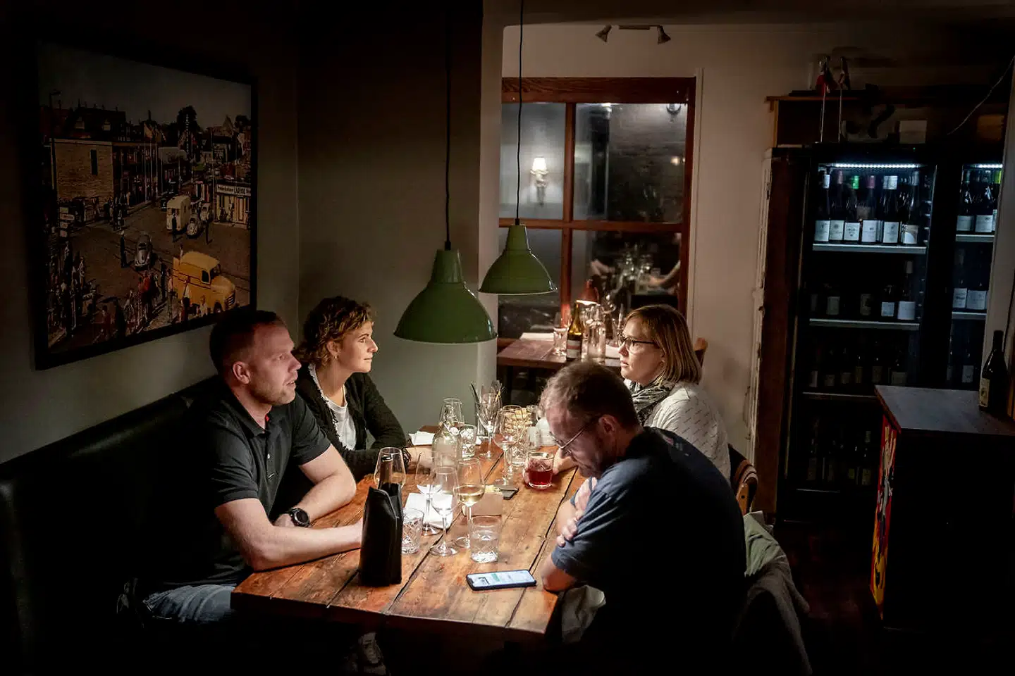 En sidste middag nydes, inden landsdelen lukkes ned. (Fra venstre) Kasper og Anja Klitgaard-Hermansen sidder med deres venner Lena og Christian Mosevang.