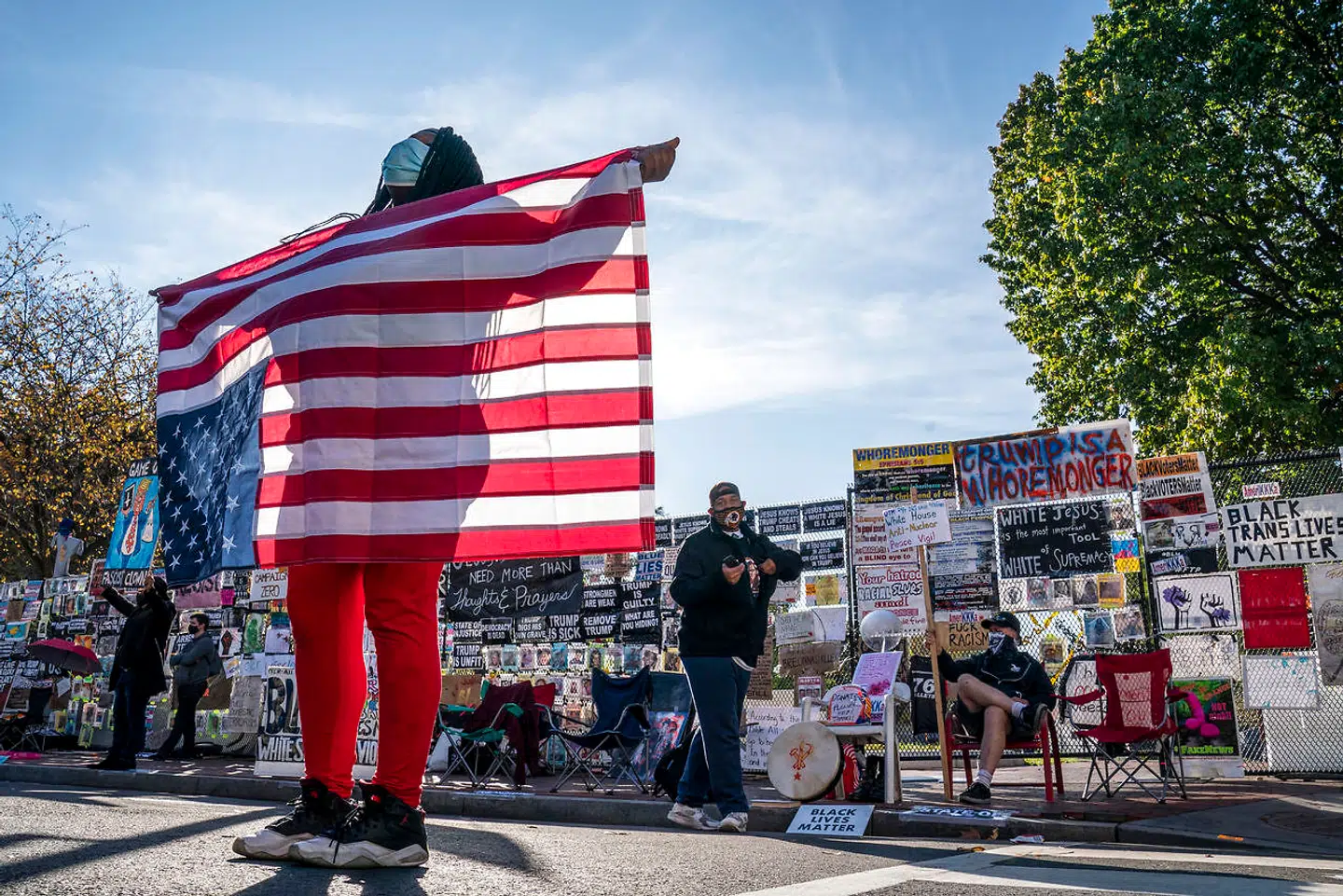 Amerikanerne venter på valgresultatet foran Det Hvide Hus.